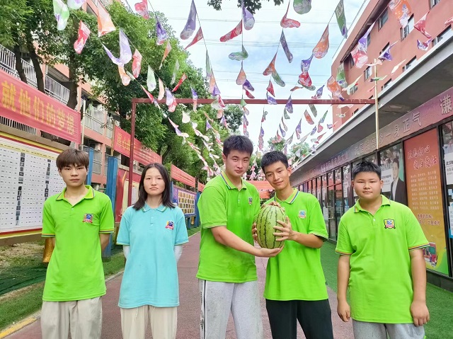 國產AI大模型驚艷全球，DeepSeek熱度爆表，強勢登頂微博熱搜榜首！