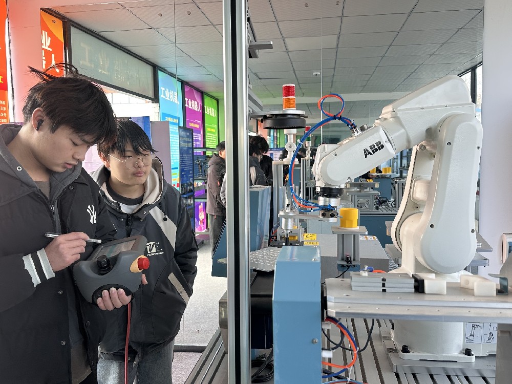 武漢新華電腦學校舉辦PLC智能制造大咖講堂，校企共育新時代“智造工匠”