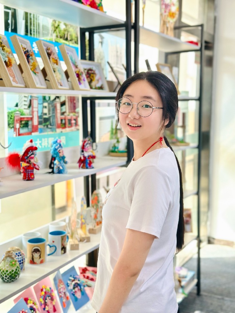 從“電腦小白”到企業爭搶的“設計新星”，她在新華的沃土上逐光生長