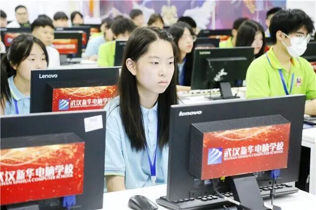 金九銀十，本是新生逐夢(mèng)的起點(diǎn)，卻也是 2025 屆高校畢業(yè)生求職的 “攻堅(jiān)期”。據(jù)官方數(shù)據(jù)統(tǒng)計(jì)，今年全國(guó)高校畢業(yè)生人數(shù)預(yù)計(jì)突破 1100 萬(wàn)，再創(chuàng)歷史峰值。一面是 “百萬(wàn)大軍擠獨(dú)木橋” 的激烈競(jìng)爭(zhēng)，一面是持續(xù)走低的就業(yè)率，不少年輕人發(fā)出靈魂拷問(wèn)：“想找一份踏實(shí)的好工作，真的這么難嗎？”01 就業(yè)市場(chǎng) “冰火兩重天”：應(yīng)