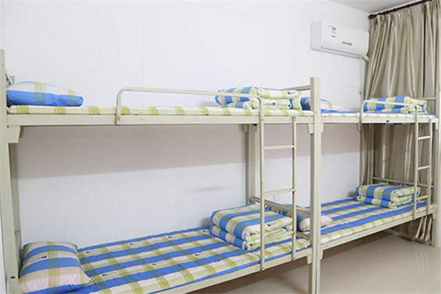 湖北初高中生及家長(zhǎng)們注意啦武漢新華電腦學(xué)校2026年春季預(yù)科班火熱招生中我們深知教育的選擇從來(lái)都不是簡(jiǎn)單的取舍而是一場(chǎng)關(guān)乎未來(lái)的重要投資武漢新華春季預(yù)科班為你搭建通往理想的堅(jiān)實(shí)橋梁讓你提前開(kāi)啟精彩的校園生活春季預(yù)科班優(yōu)勢(shì)01提前入學(xué) 避開(kāi)秋季招生高峰期 有些同學(xué)成績(jī)不理想，對(duì)未來(lái)很迷茫，每天只是渾渾噩