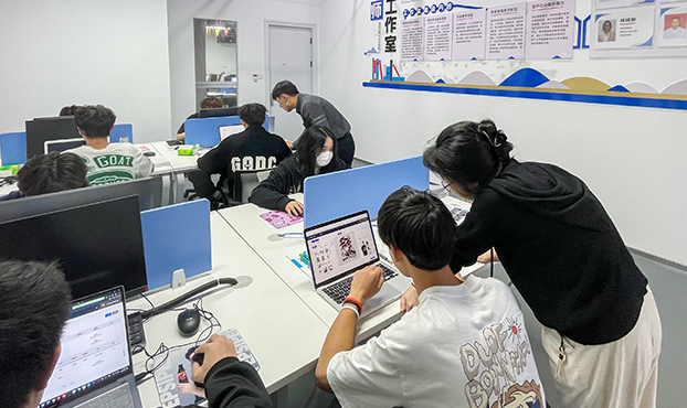 當下想入行跨境電商，選對平臺、找對門路至關重要。TikTok作為全球現象級流量平臺，早已成為跨境電商的黃金賽道，而新華電腦與娛佳影視傳媒聯手打造的TikTok跨境電商課程，正是幫你搶占行業紅利的“金鑰匙”。今天就為你完整拆解，為什么學TikTok跨境電商，一定要來武漢新華。一、選對賽道：TikTok跨境電商，紅利正當時做跨