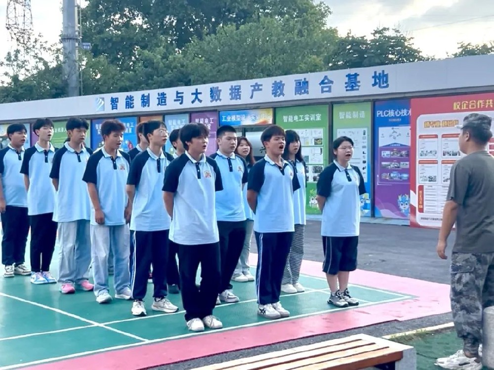 武漢新華電腦學校2025年新生夏令營開營啦！